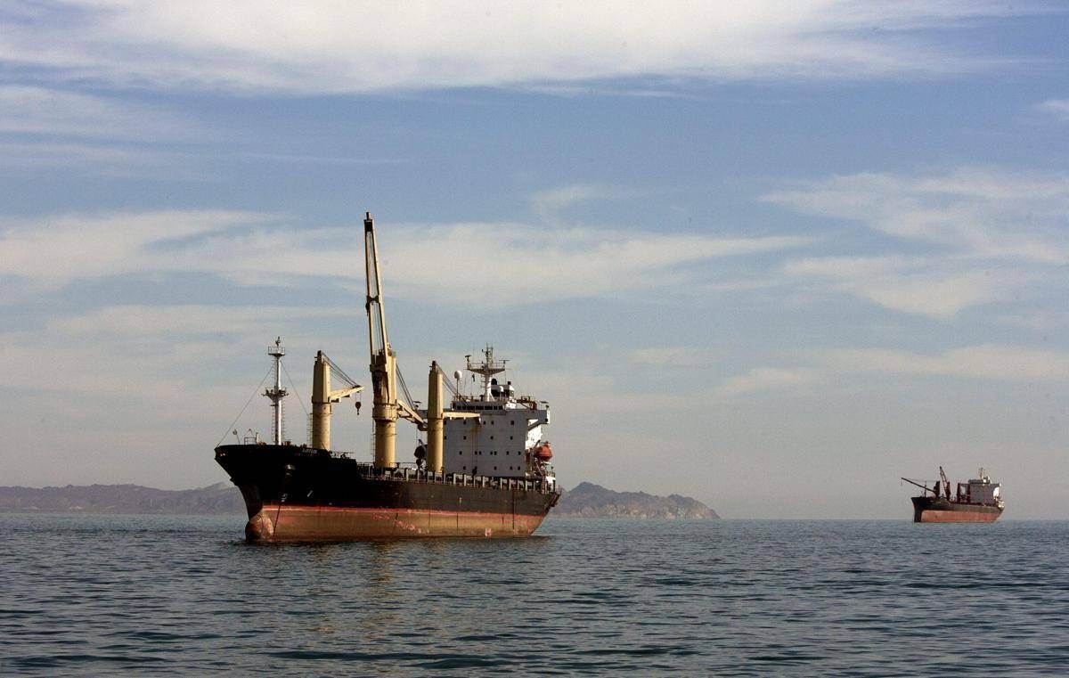 Hormuz e petrolio, Trump: "Usa avanti da soli". Arriva la nave con 2200 marines - 