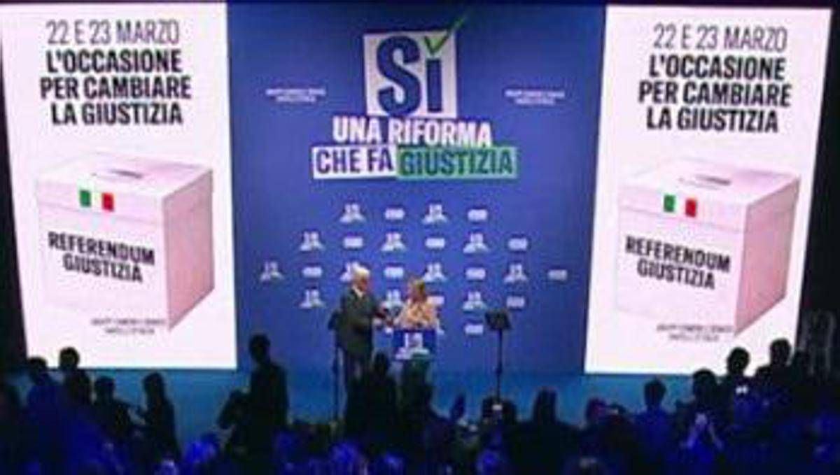 Sale sul palco di Meloni e le dice: "Aspetto le dimissioni di Mattarella". Ecco chi è - 