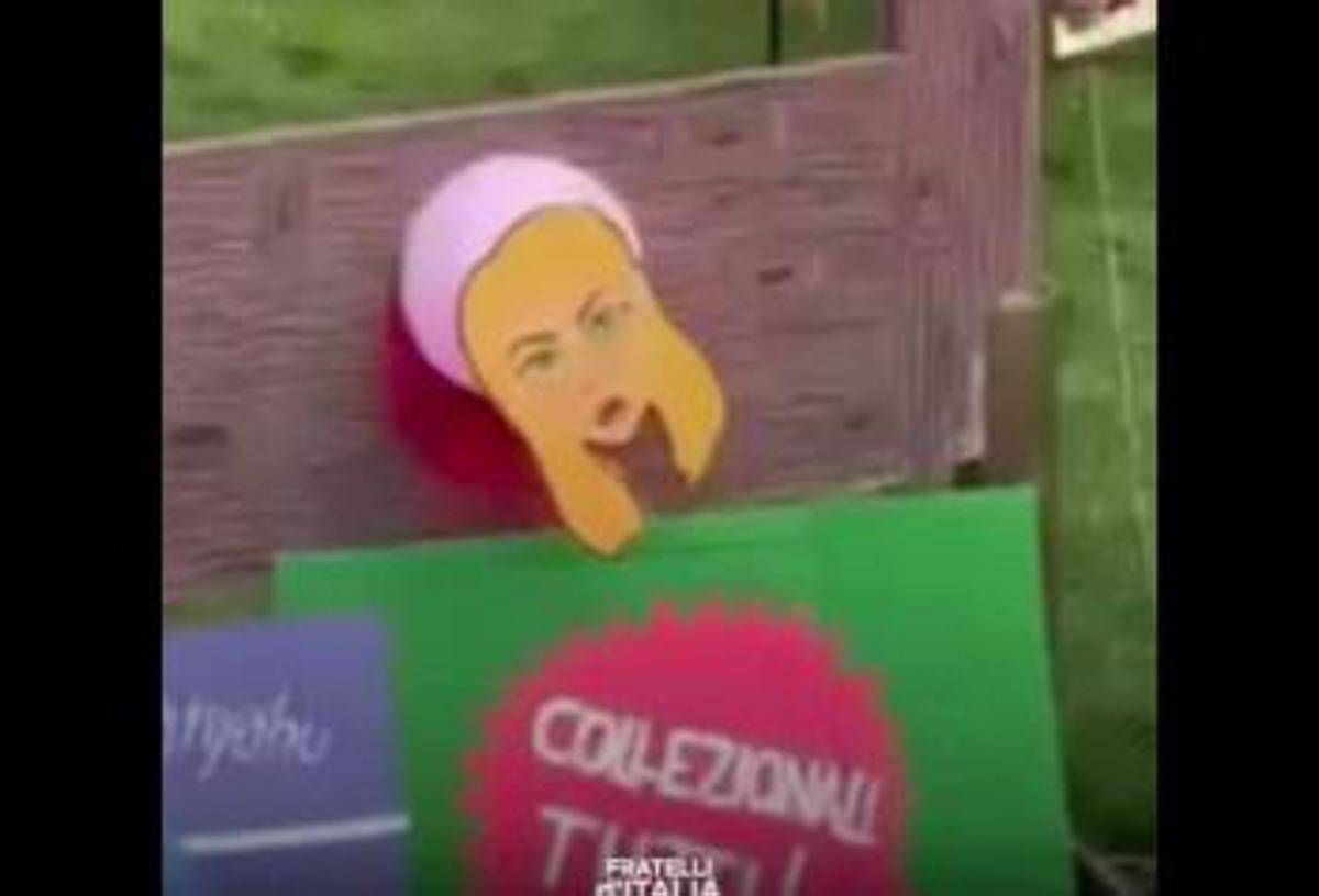 Meloni 'decapitata' dalla ghigliottina, il video choc dal Carnevale di Reggio Emilia - 