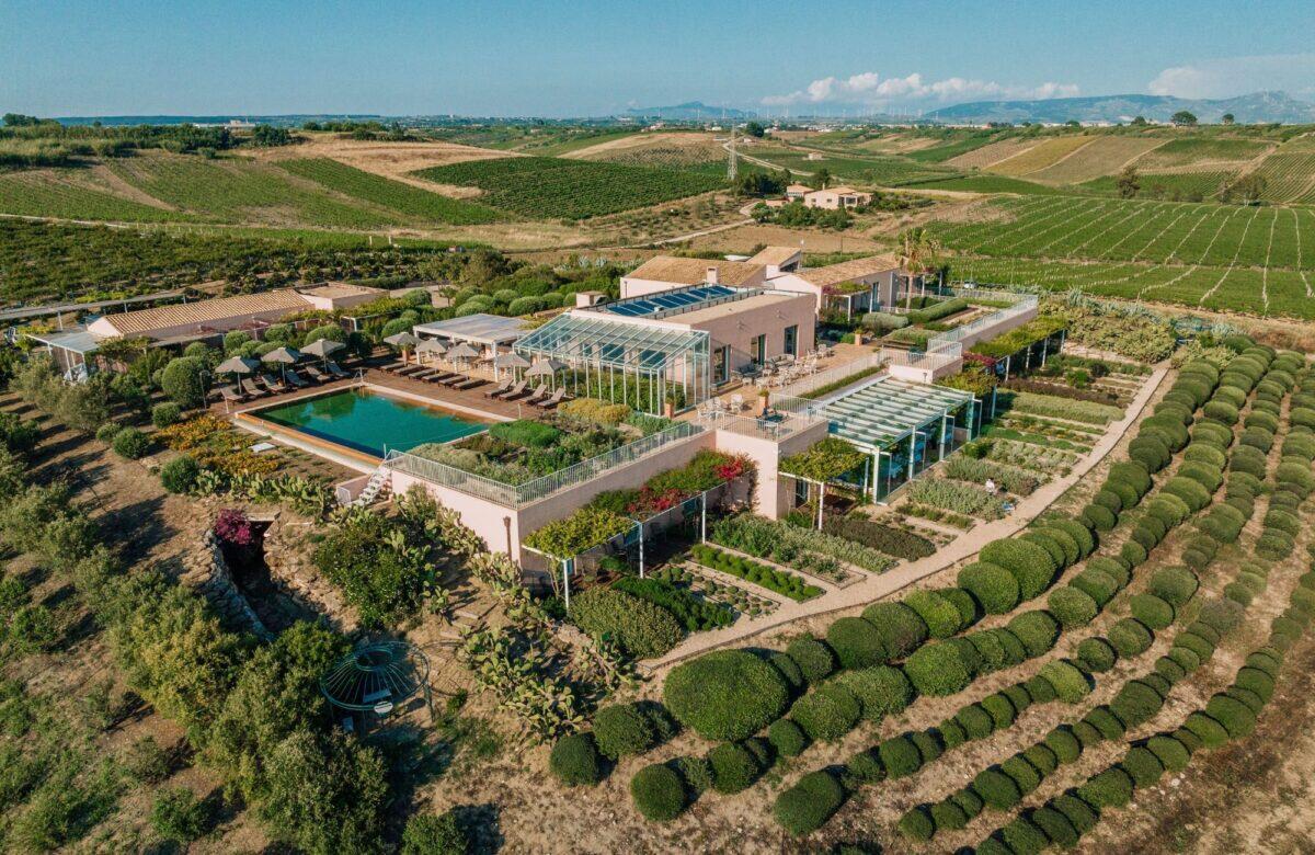 Assovini Sicilia: La Riapertura de La Foresteria Wine Resort Esalta il Giardino delle Erbe Aromatiche - 