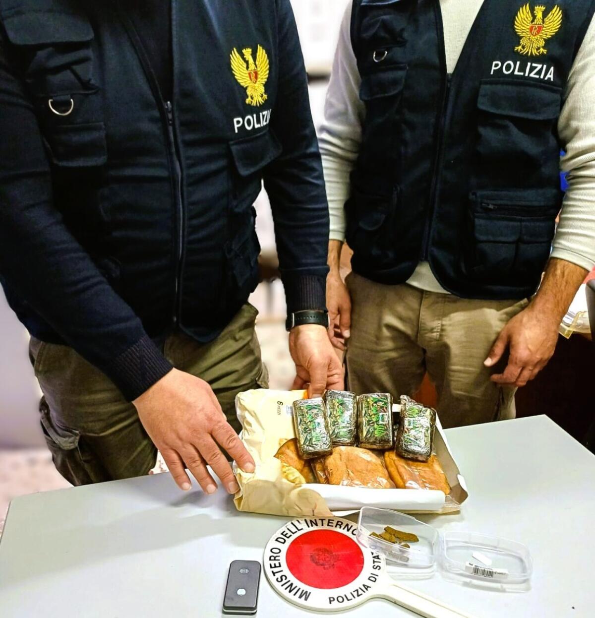 Polizia di Caltanissetta arresta un uomo con 400 grammi di hashish nel centro di Niscemi - 
