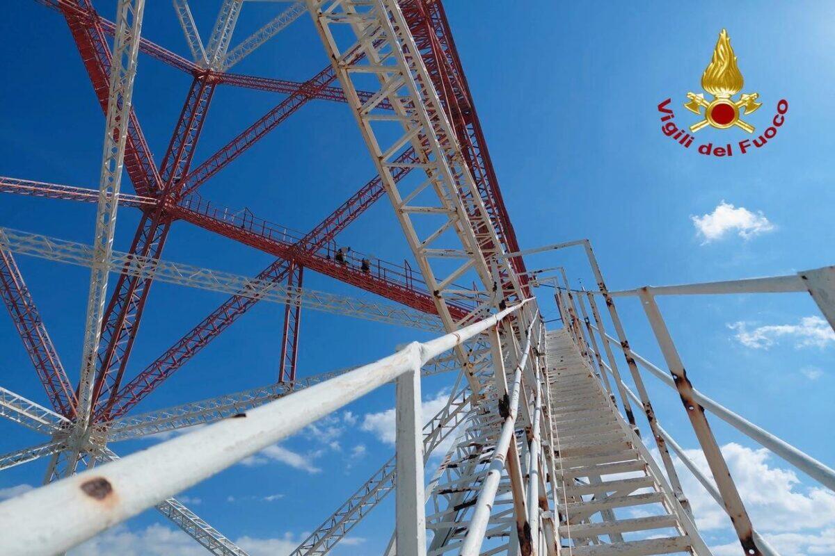 Vigili del Fuoco salvano due giovani bloccati a 150 metri su uno dei tralicci più alti del mondo a Torre Faro - 