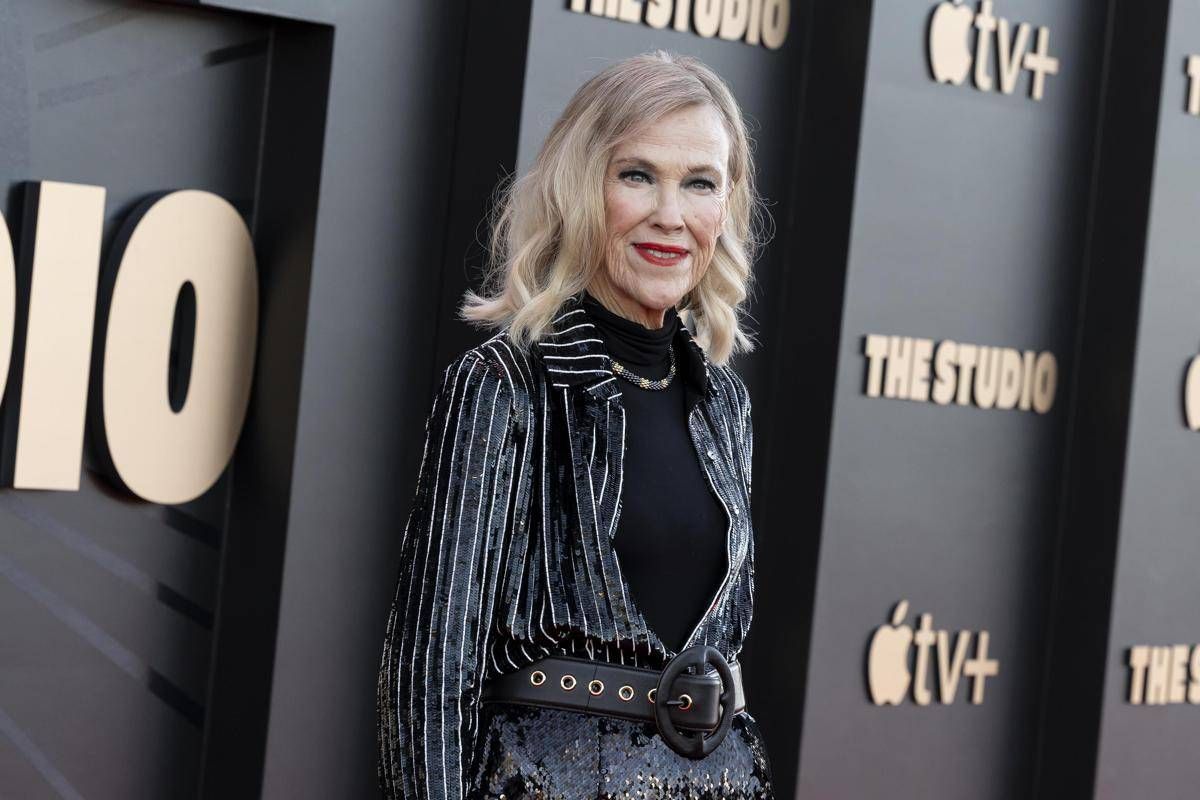 Catherine O’Hara vince un premio postumo agli Actor Award, per lei una standing ovation - 