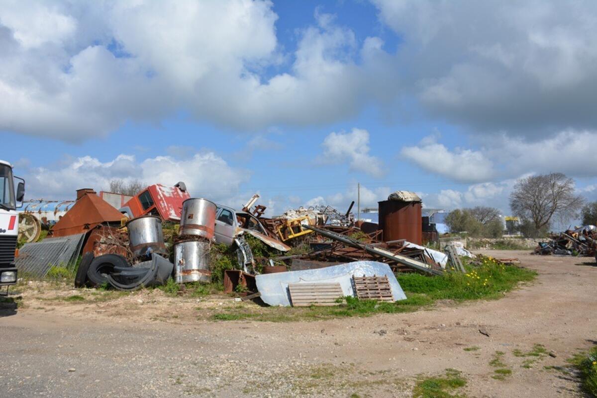 Polizia di Ragusa scopre discarica abusiva e sequestra area in seguito a incendio nel territorio di Modica - 