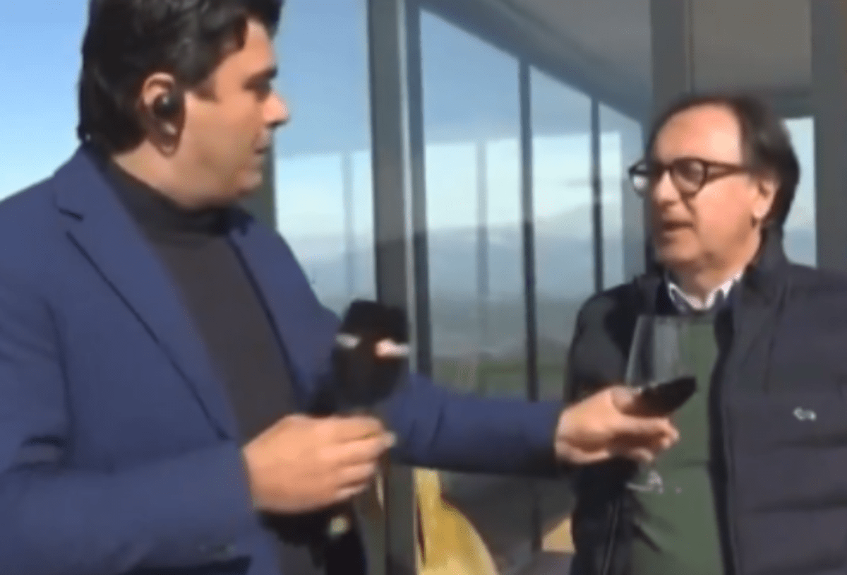 Gaffe a Uno Mattina, l'inviato scambia il microfono... per un calice di vino in diretta - 