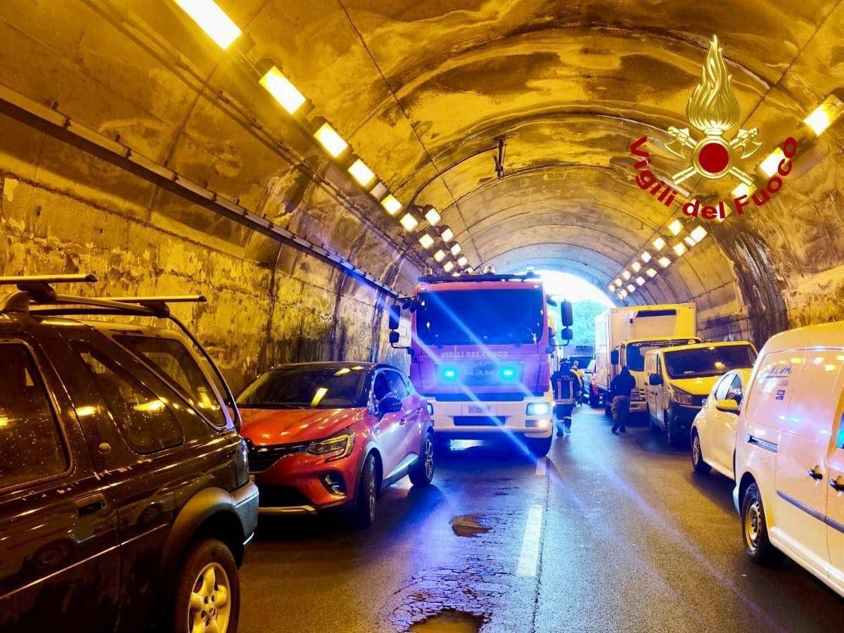 Maxi tamponamento in galleria sull'autostrada A20 Messina-Palermo, coinvolti 80 mezzi - 