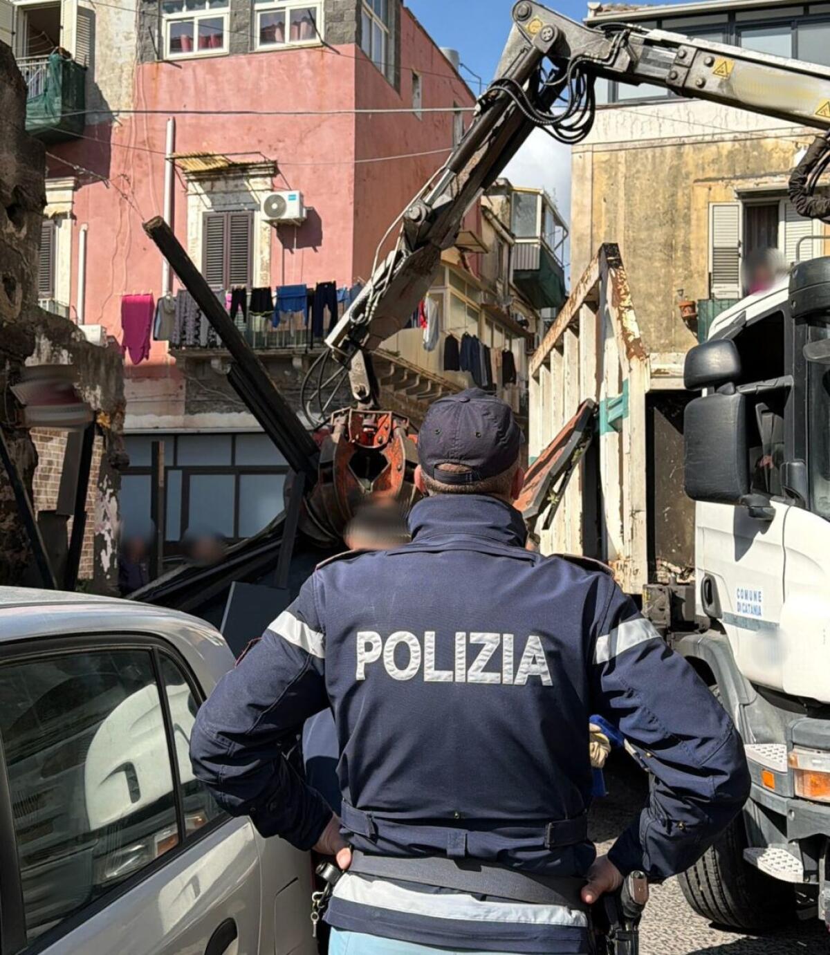 Controllo straordinario della Polizia di Catania: sanzionati ambulanti abusivi e recuperati rifiuti nel quartiere San Cristoforo - 