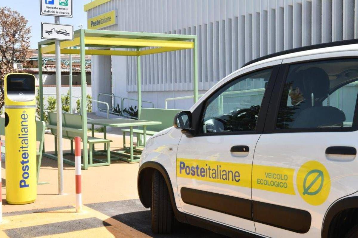 Poste Italiane, oltre 2.600 colonnine di ricarica già installate nei piccoli centri - 