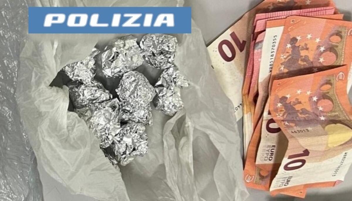Polizia di Catania arresta due pusher con oltre 30 dosi di droga in auto - 