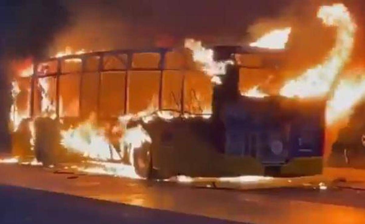 Bus in fiamme in Svizzera, 6 morti a Kerzers: "Un uomo si è dato fuoco" - 