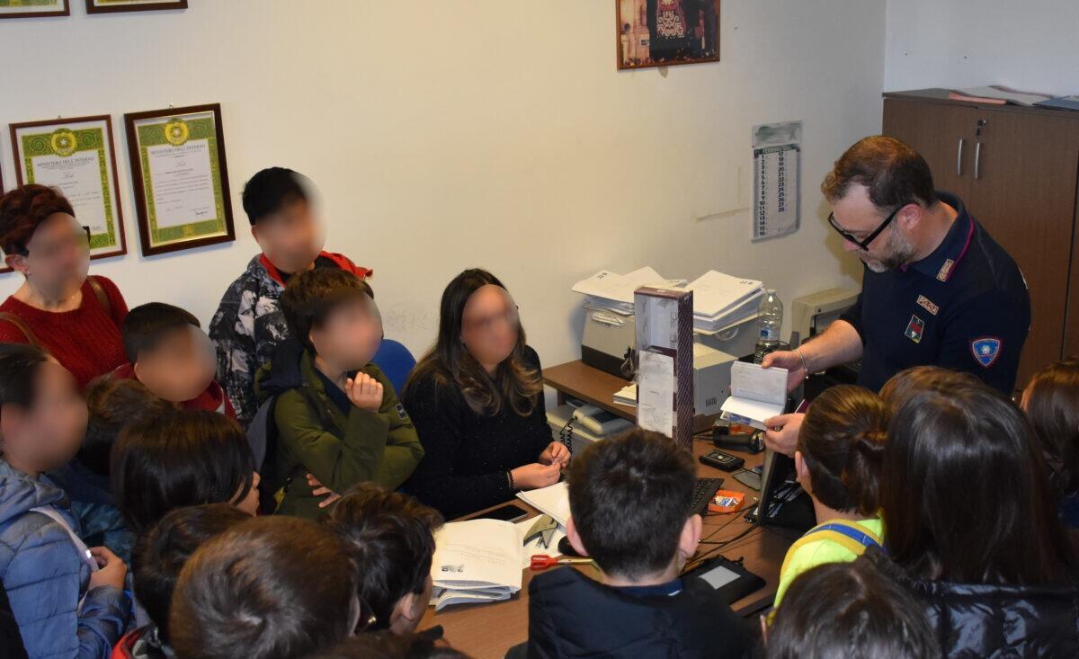 Incontro tra Polizia e alunni a Catania: educazione alla legalità e esperienza sul campo - 
