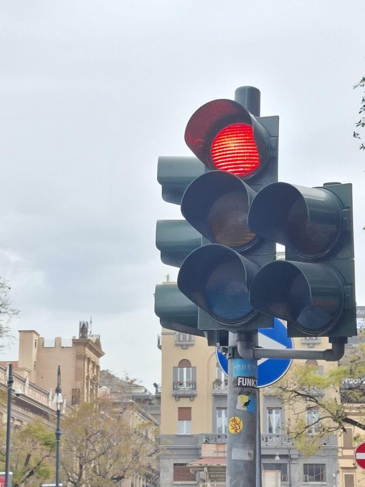 Ripristino della configurazione a tre fasi per il semaforo dell'incrocio tra via Libertà, piazza Ruggero Settimo e piazza Castelnuovo nel Comune di Palermo - 