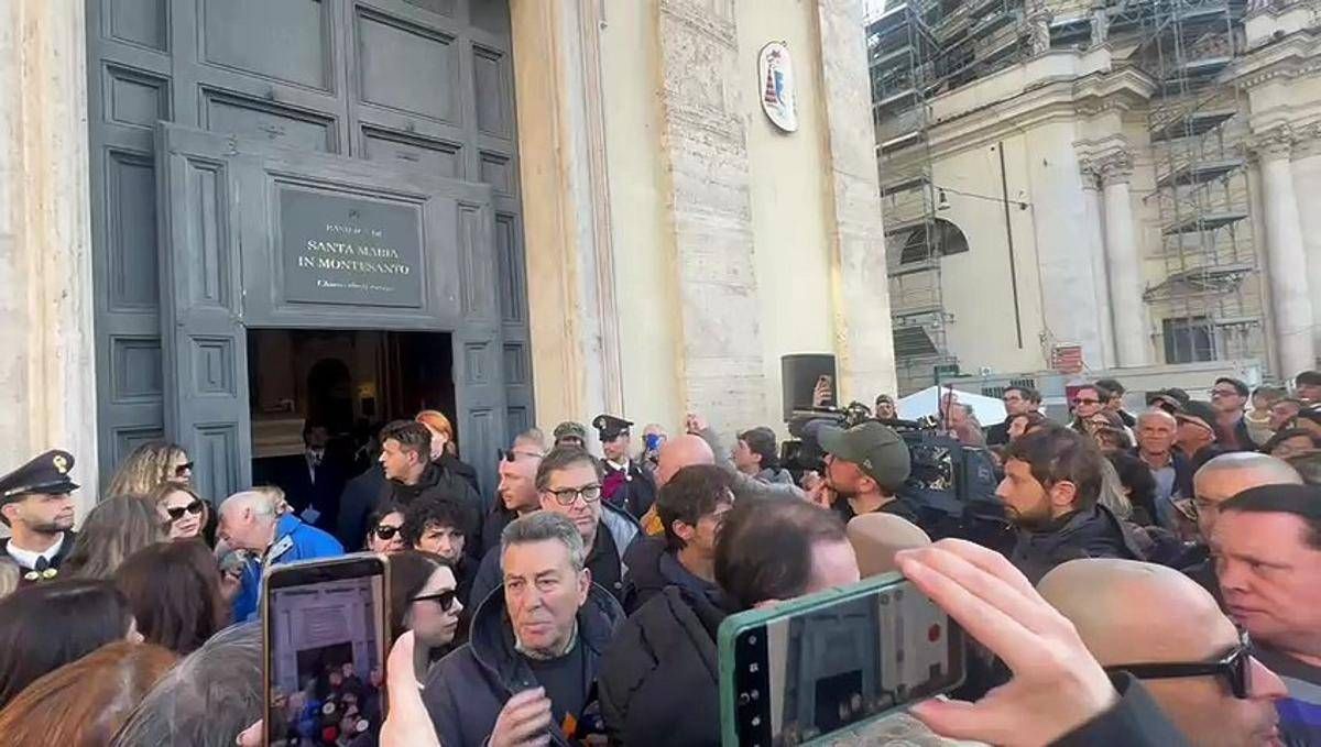 Funerali Bonaccorti, l’uscita del feretro dalla chiesa sulle note de 'Il cielo' - 
