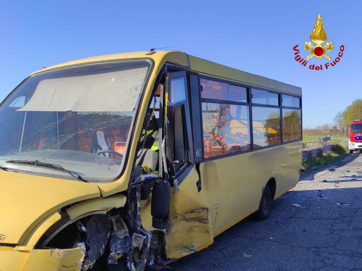 Scuolabus con 10 bambini contro auto nel Pavese: feriti conducenti - 