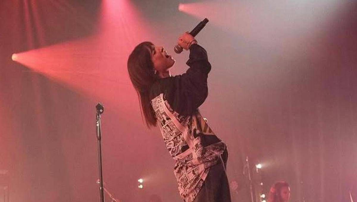 Angelina Mango torna a esibirsi, tra il pubblico di Roma c'è Maria De Filippi - 