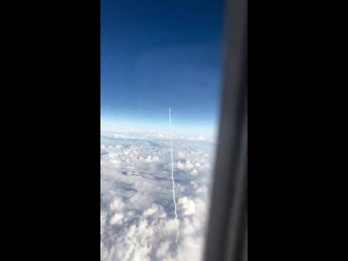 "Wow, c'è un missile in cielo", il video surreale dall'aereo - 
