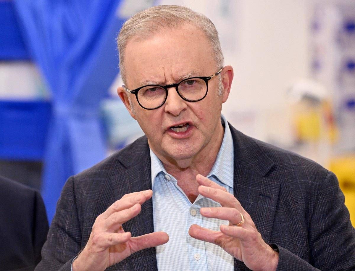 Australia, Albanese contestato in moschea: contro il premier urla e insulti - 