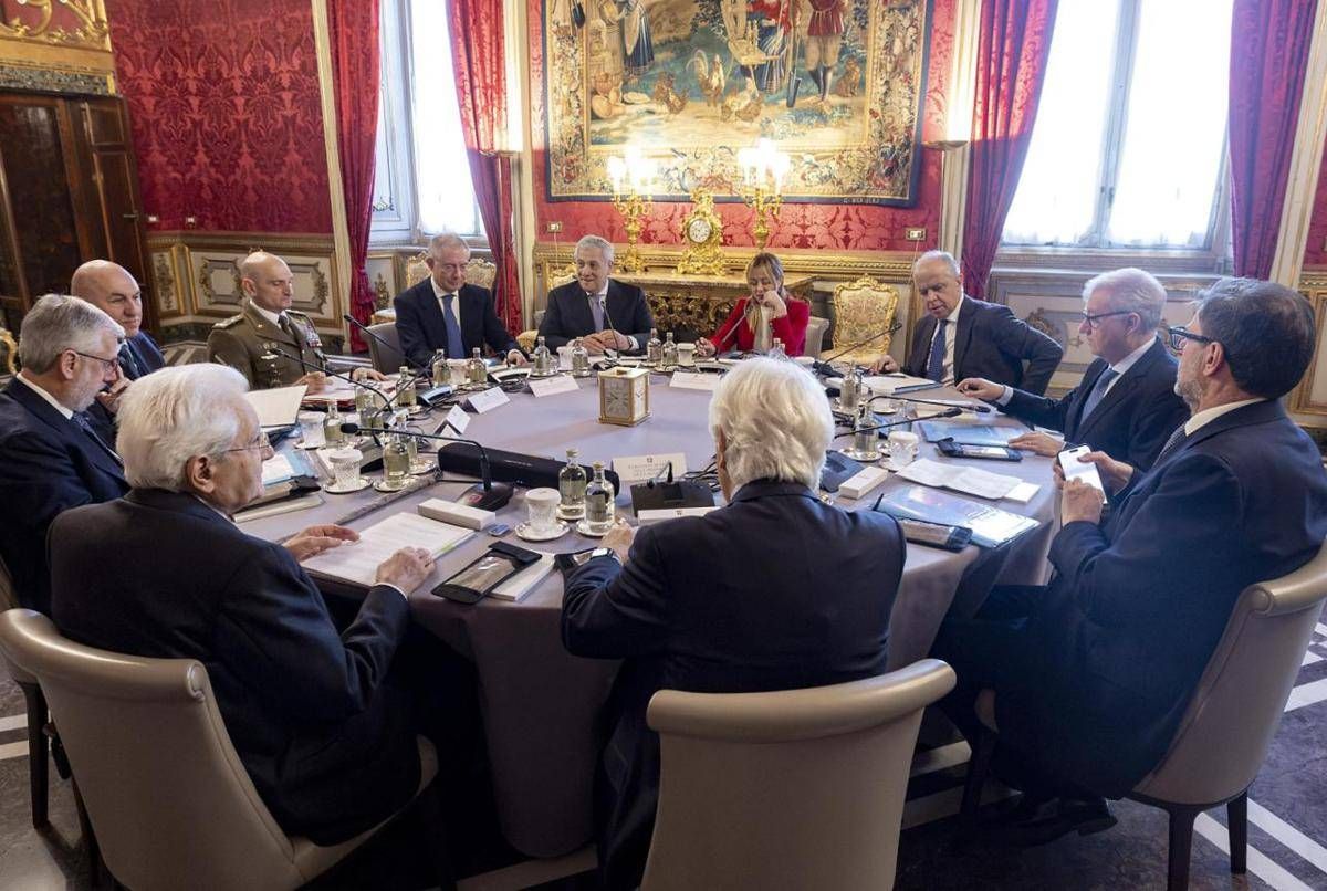 Mattarella, Meloni e le custodie speciali per i telefoni: cosa sono le Faraday Bag - 