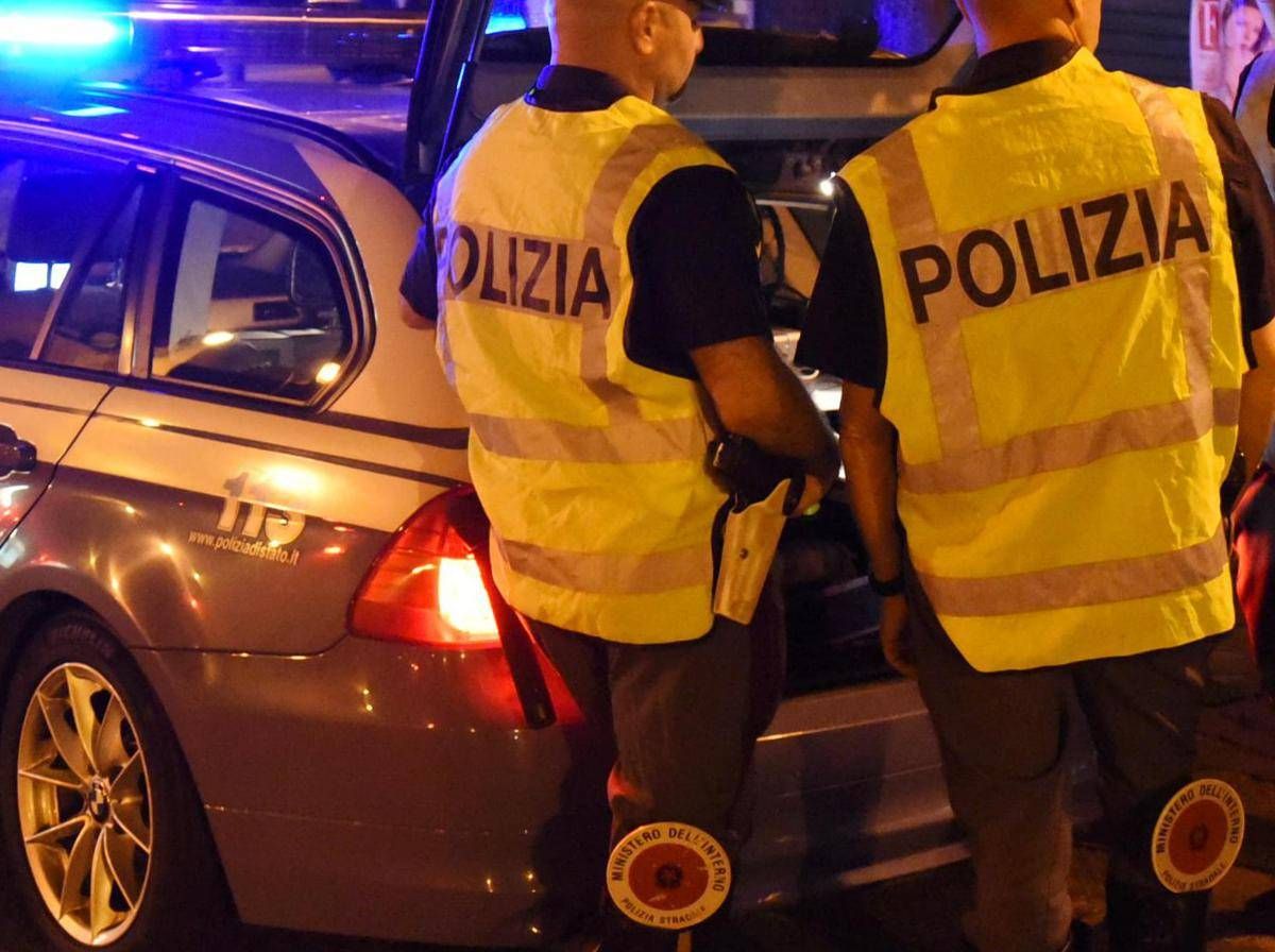 Roma, 23enne su auto a noleggio non si ferma all’alt e si schianta contro autobus - 