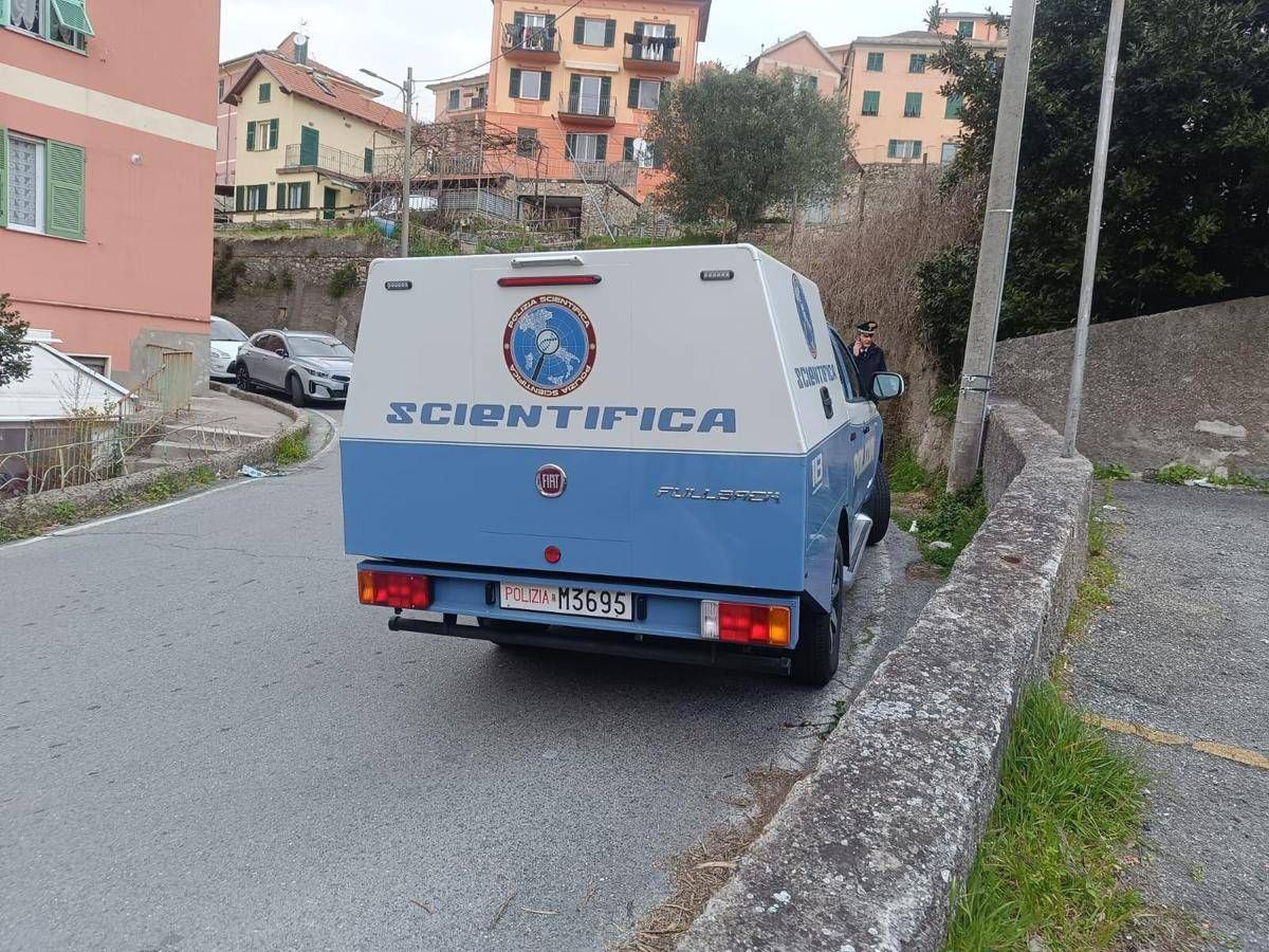 Donna uccisa a coltellate in casa a Genova, il figlio: "Non ricordo nulla" - 