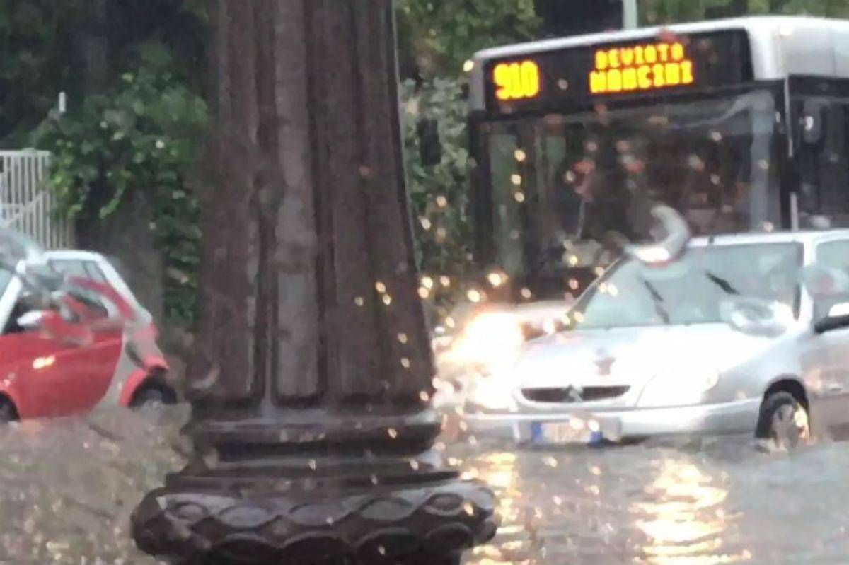 Grandine a Roma sud e sul litorale: strade allagate e traffico in tilt - 