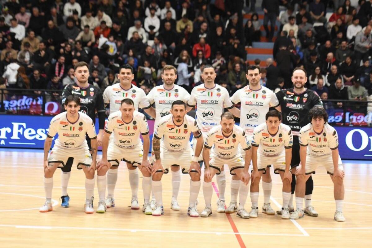 Meta Catania ottiene un pareggio nel finale contro il Cosenza, mantenendo la testa della classifica di Serie A - 