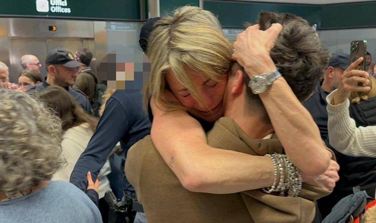 Malpensa, atterrato volo con 200 studenti bloccati a Dubai: li accoglie un lungo applauso - 