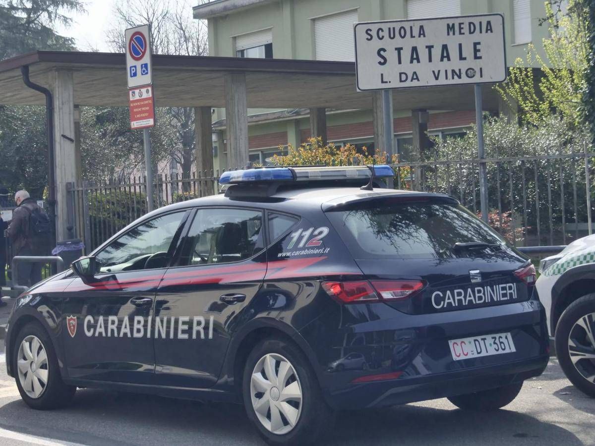 Trescore Balneario, professoressa accoltellata da 13enne: l'aggressione in diretta social e con la maglia 'vendetta' - 