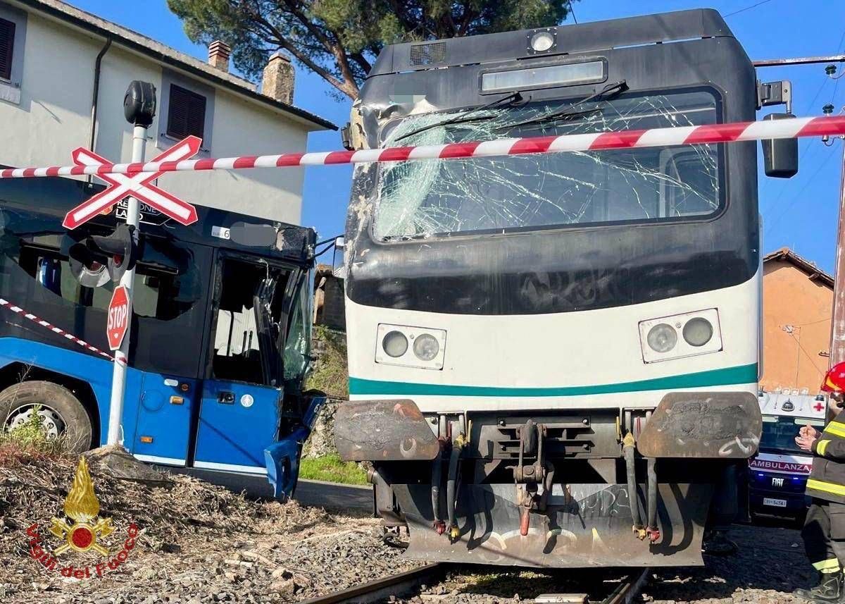 Incidente a Viterbo, si scontrano treno e pullman al passaggio a livello: studenti feriti - 