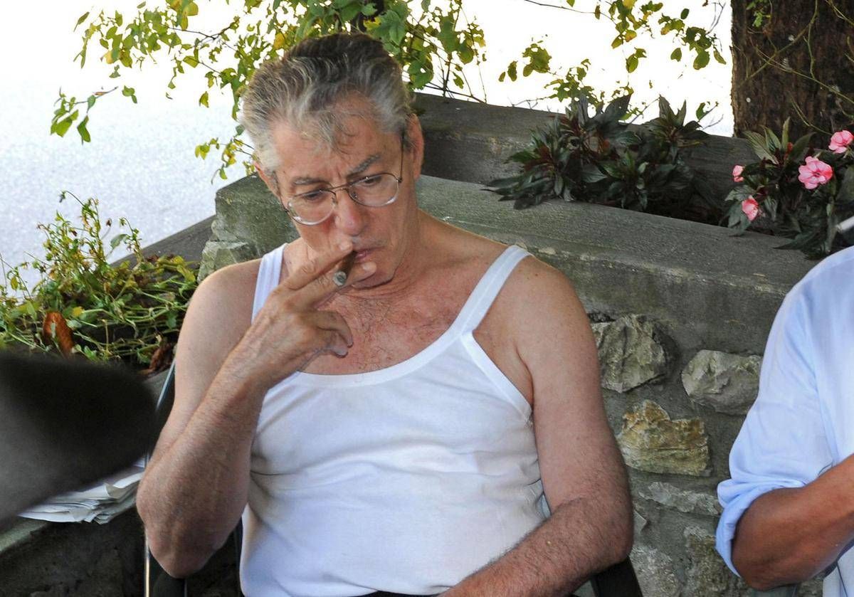 Bossi, la canottiera che cambiò la politica: l’estate 1994 del leader della Lega in Sardegna - 