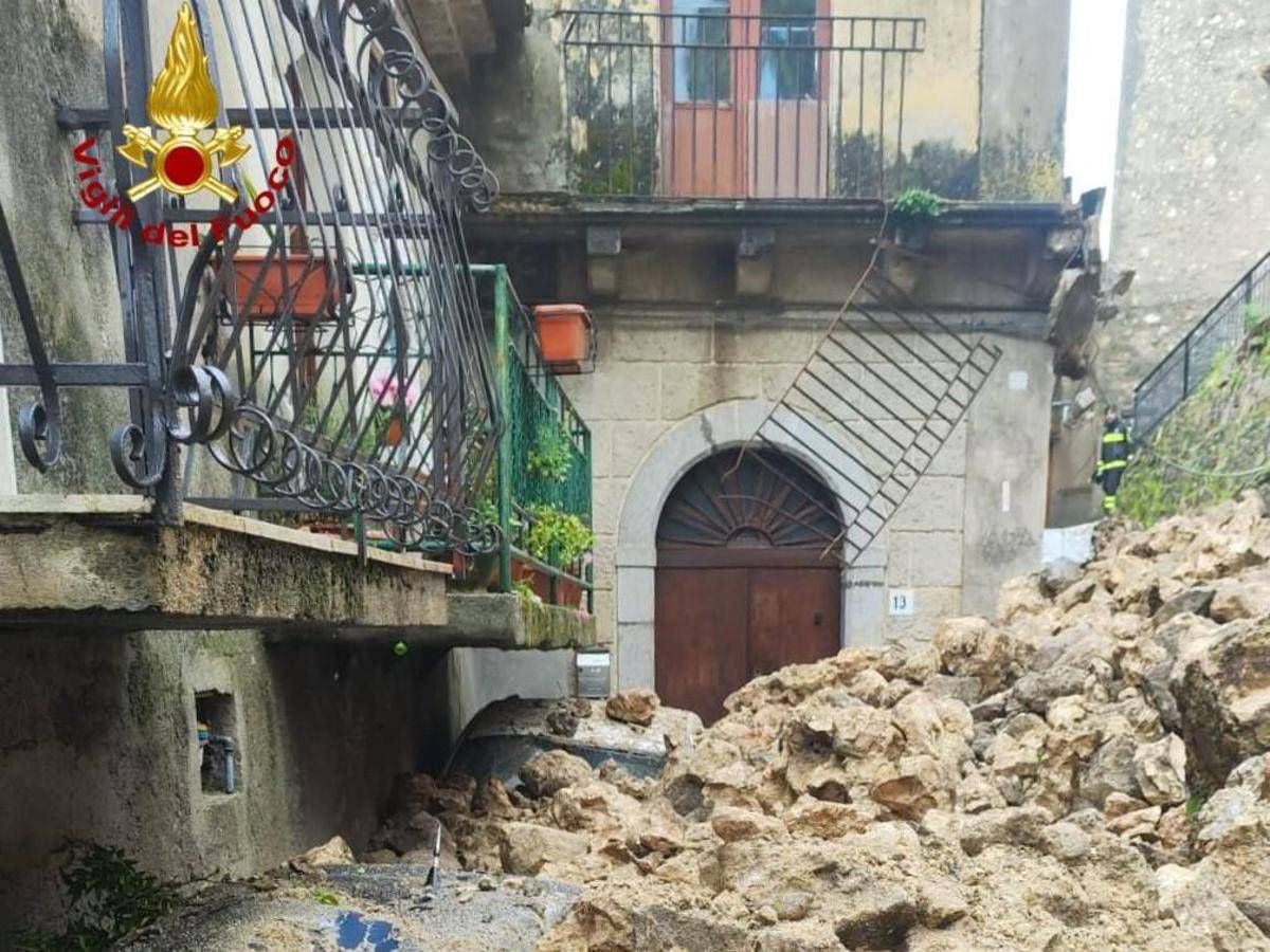 Reggio Calabria, crolla muro a ridosso di una chiesa: auto travolte dai detriti - 