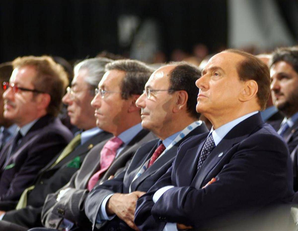 La 'Bossi-Fini', legge sull'immigrazione ancora in vigore: nasce nel 2002 con il secondo governo Berlusconi - 