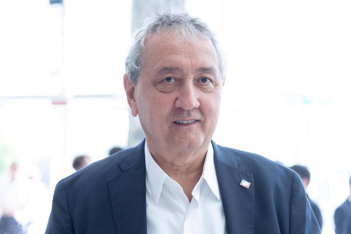 Gaffe Pd e M5S, onoreficenza del giornalista Romoli 'scambiata' per croce celtica. Barelli: "Caccia al nemico rende scemi" - 