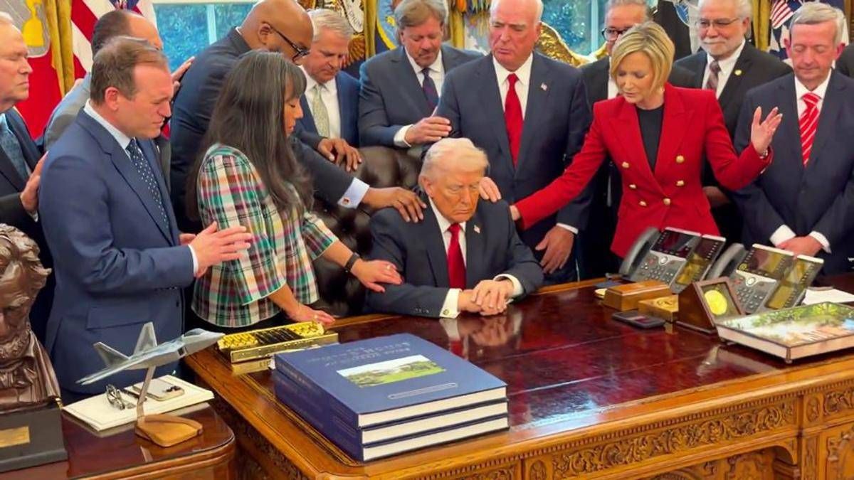 Trump, la preghiera alla Casa Bianca: il video virale - 