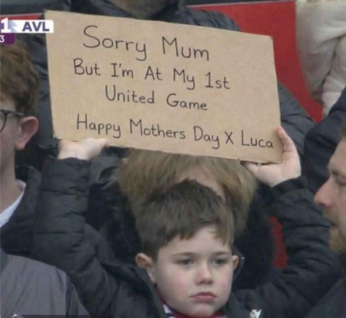 Festa della mamma... allo stadio, tifoso United: "Scusa, è la mia prima partita" - 