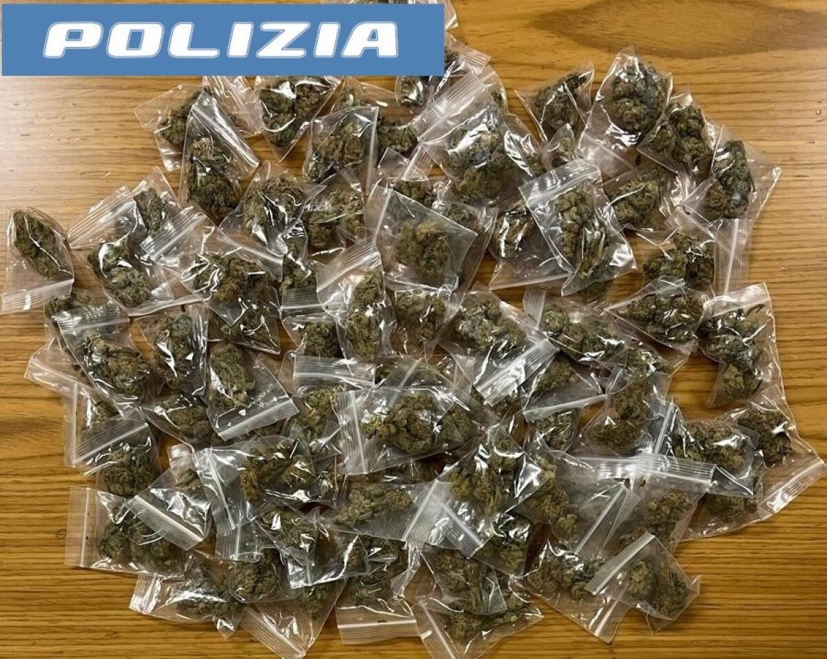 Polizia di Catania arresta pusher con settantina di dosi di droga in auto - 