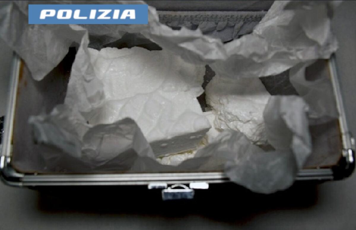 Arresto per traffico di droga a Catania: la Polizia scopre un centro di stoccaggio con oltre 280 grammi di cocaina. - 