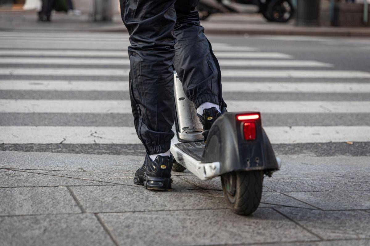 Monopattini, dal 16 maggio scatta obbligo targa e assicurazione: multe fino a 400 euro - 