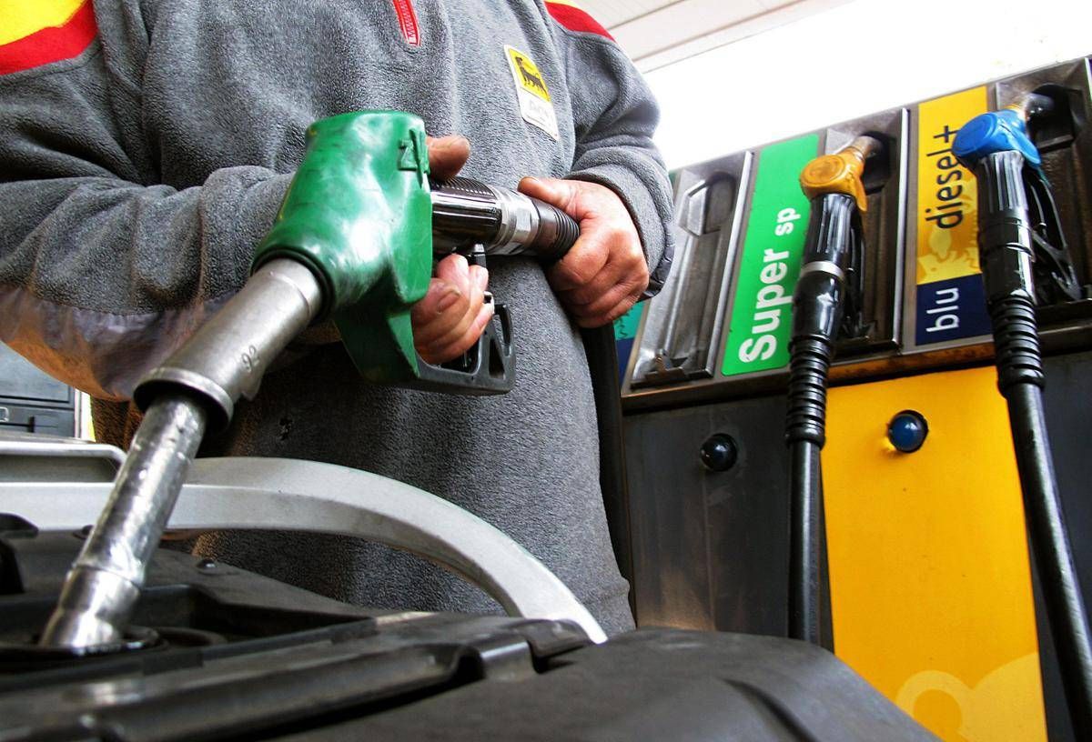 Carburanti, diesel e benzina sempre più cari: fino a 12 euro in più per il pieno - 