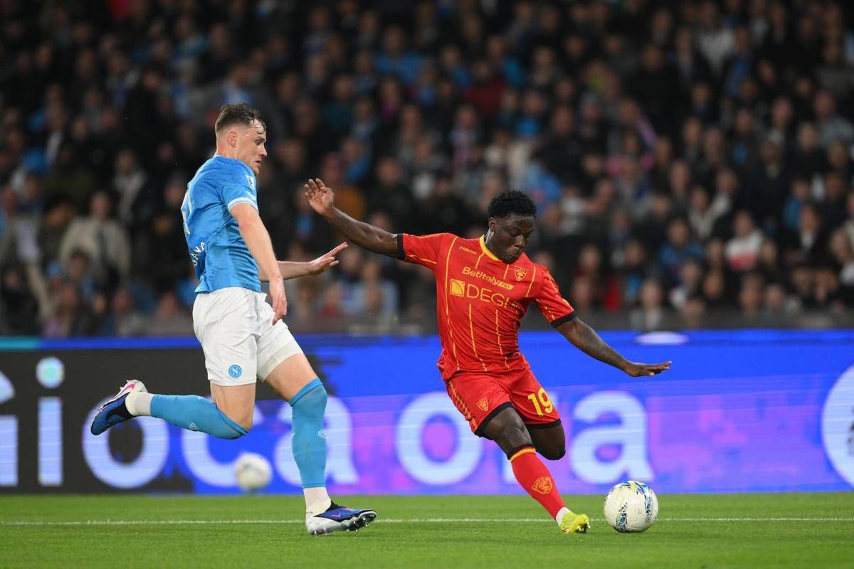 Napoli-Lecce, Banda si accascia a terra per un malore. Cos'è successo - 