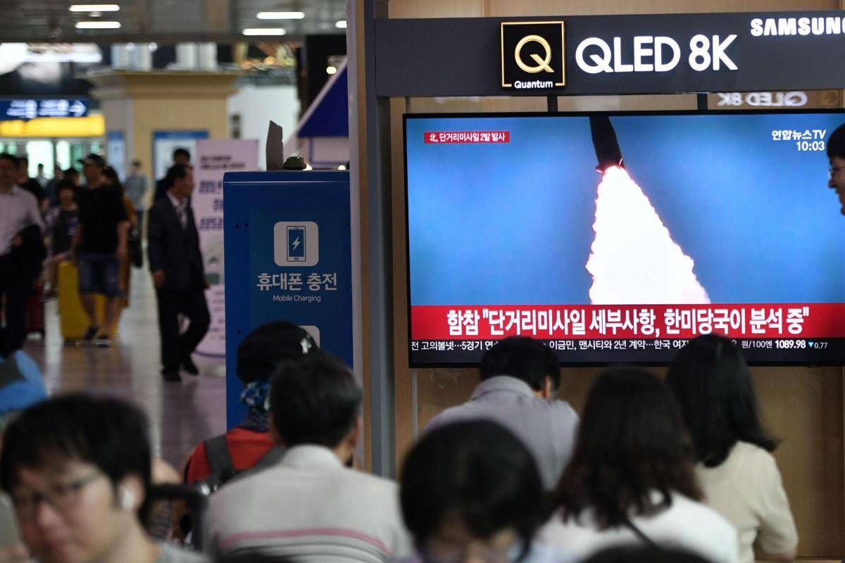 Corea del Nord lancia 10 missili verso il Mar del Giappone: tensione con Usa e Seul - 