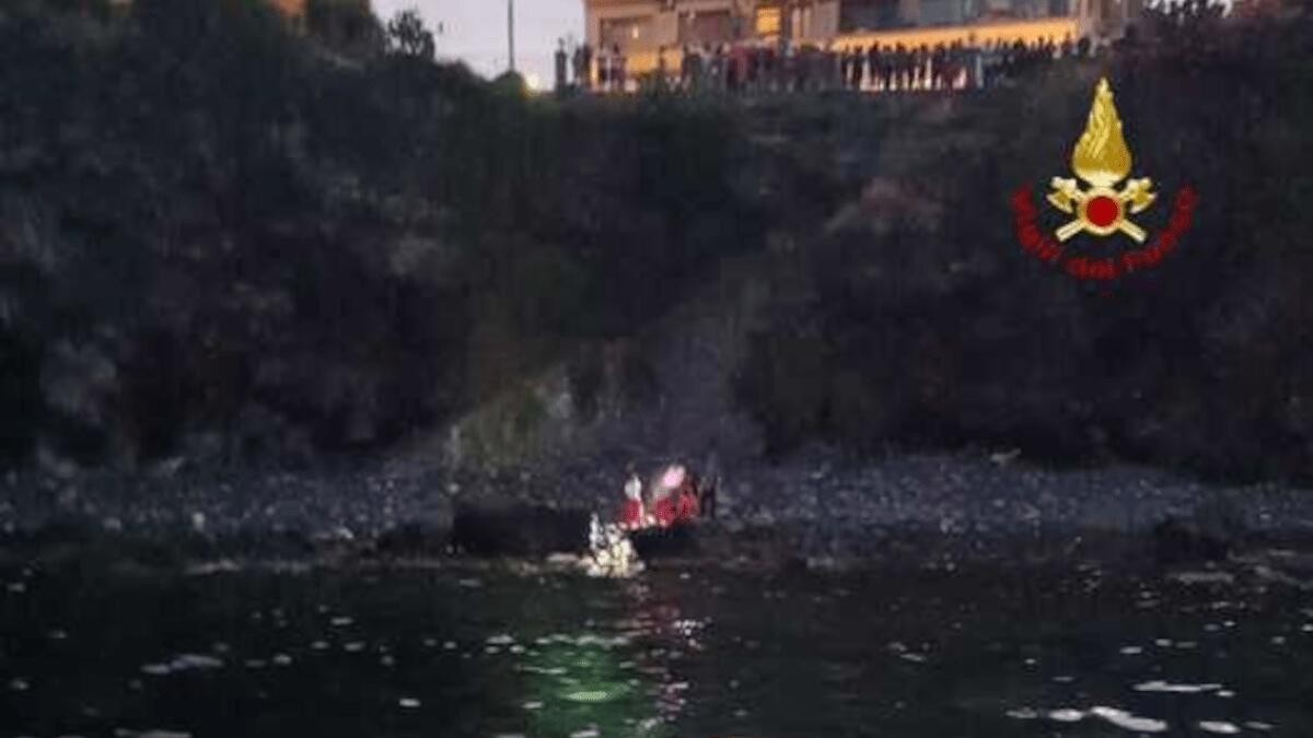 Settantenne incastrato in scogliera catanese: cadavere recuperato dai Vigili del Fuoco - 