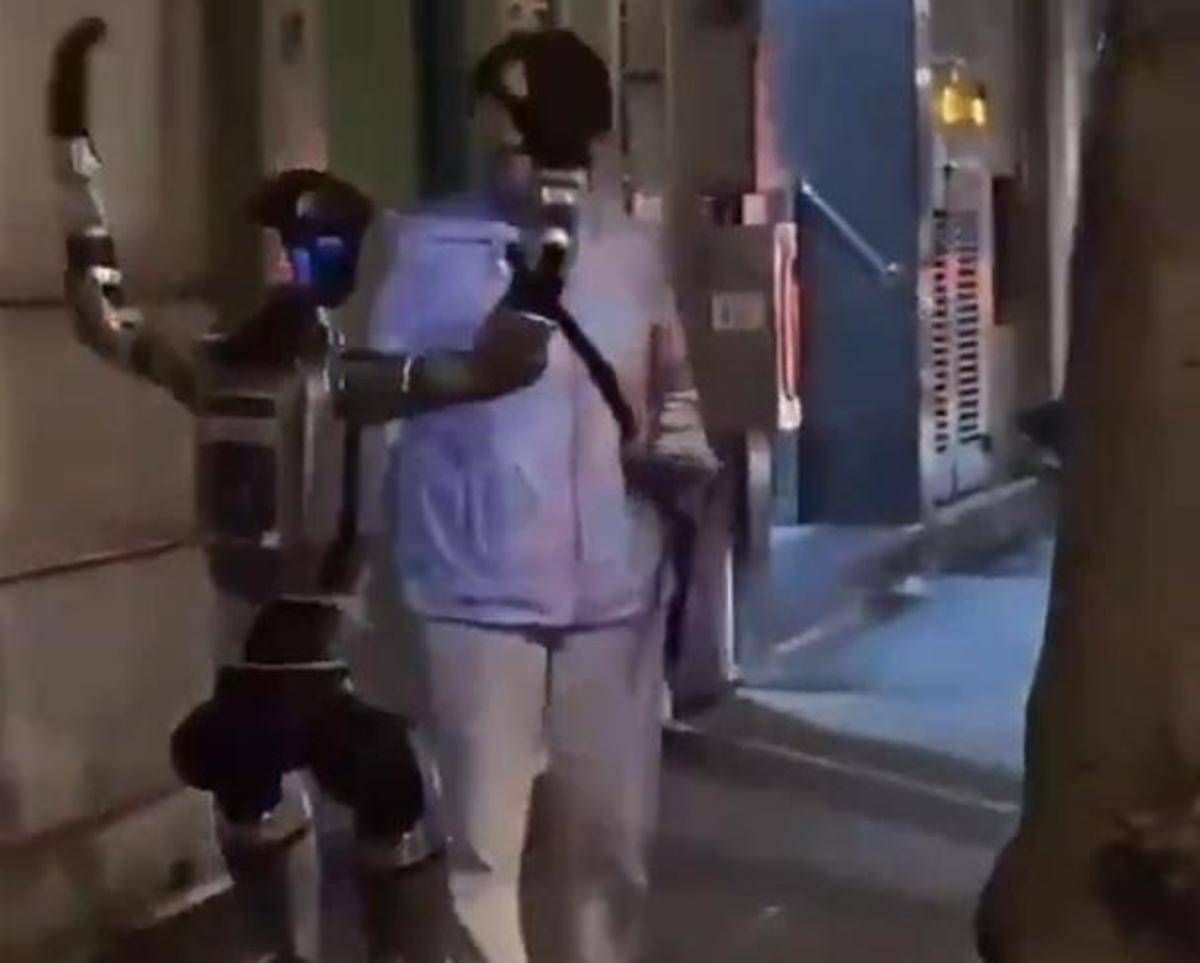 Robot 'stalker' segue e molesta donna di 70 anni a Macau: l'episodio diventa virale - 