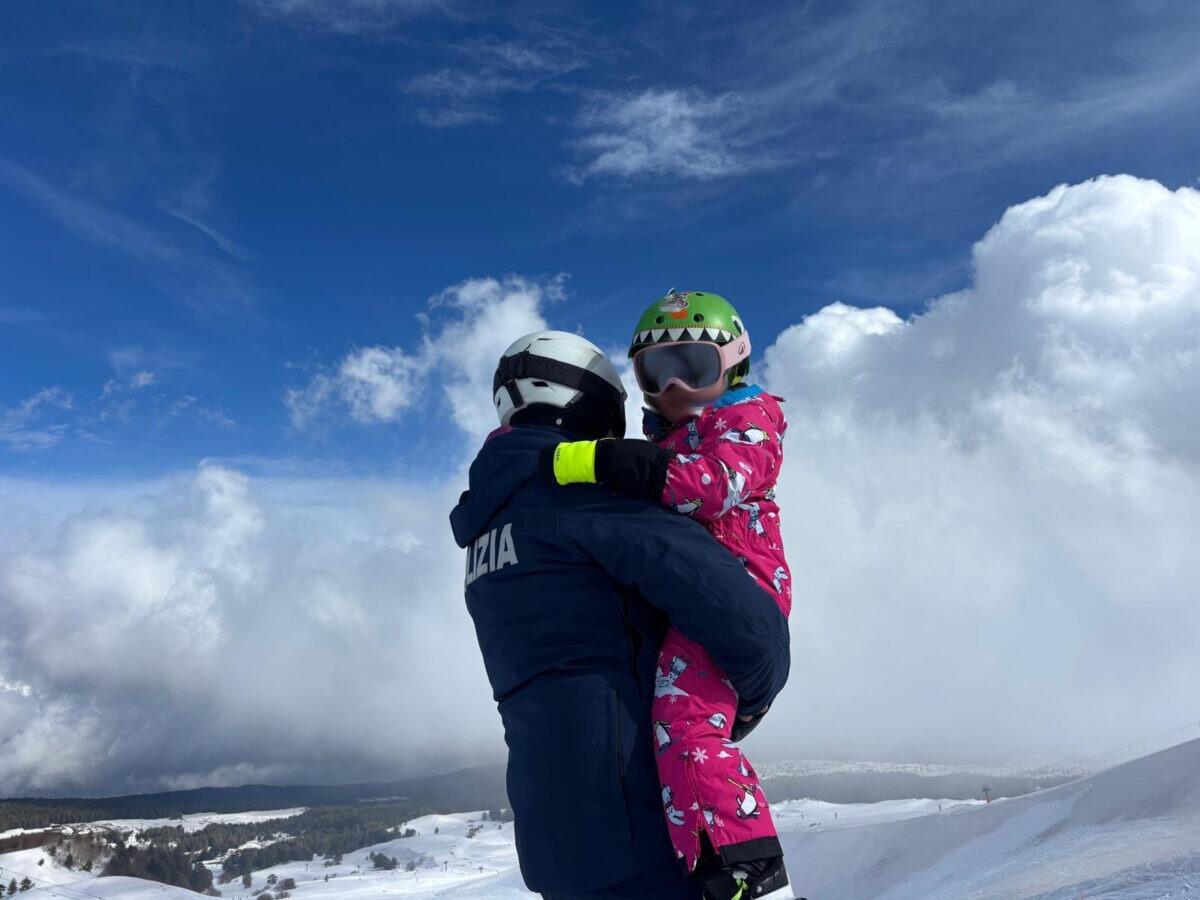 Polizia di Catania salva una bimba bloccata sulla neve durante una giornata di sci