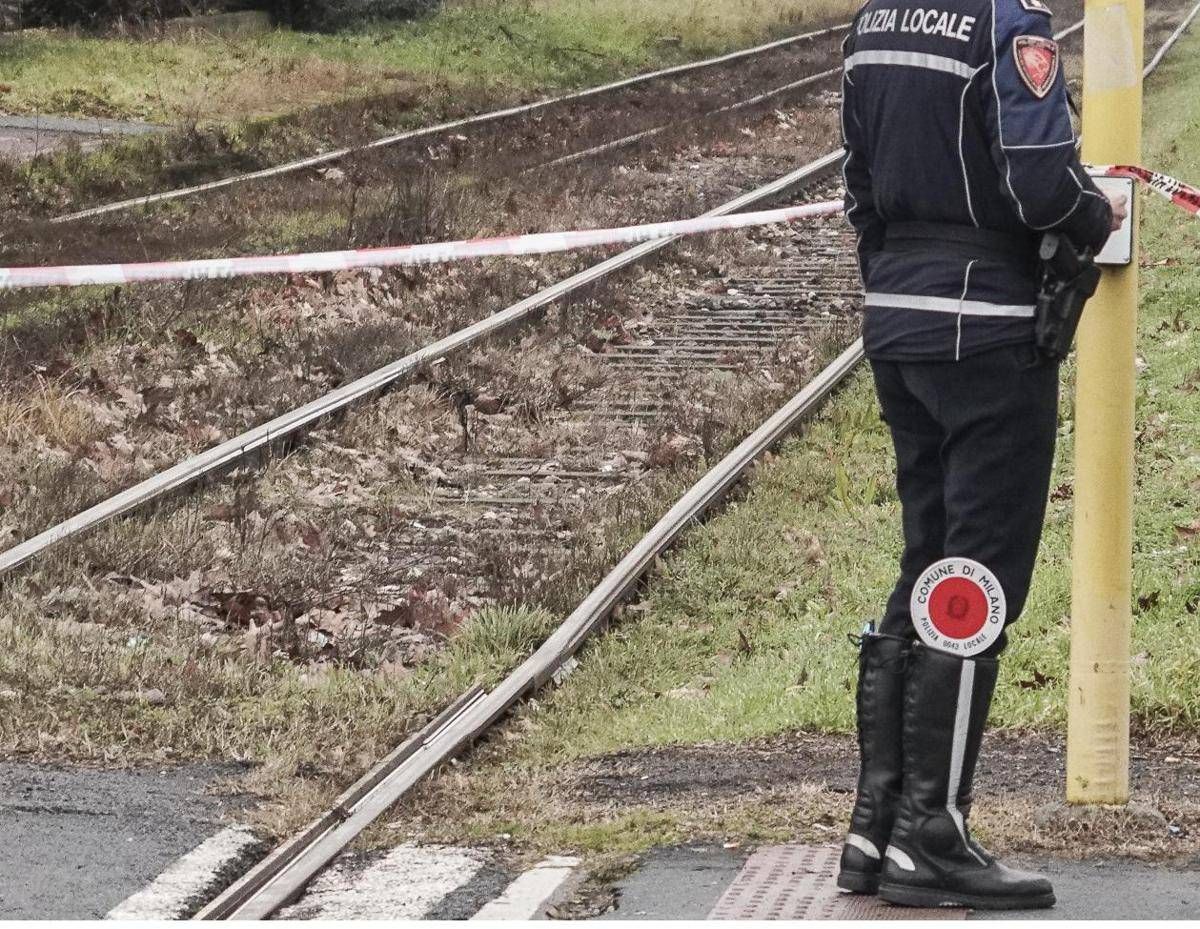 Milano, si blocca ruota e tram esce dai binari: nessun ferito - 