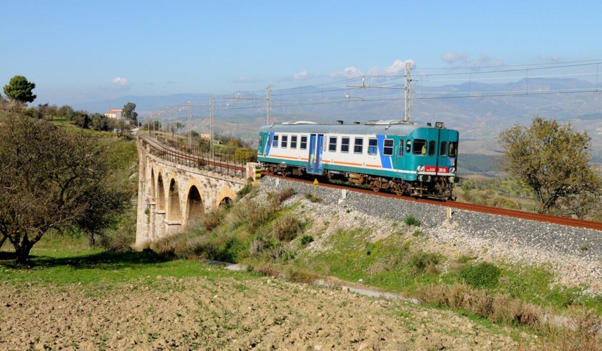 Ripristinata la circolazione ferroviaria tra Messina e Taormina grazie agli interventi di Rete Ferroviaria Italiana dopo il ciclone Harry - 