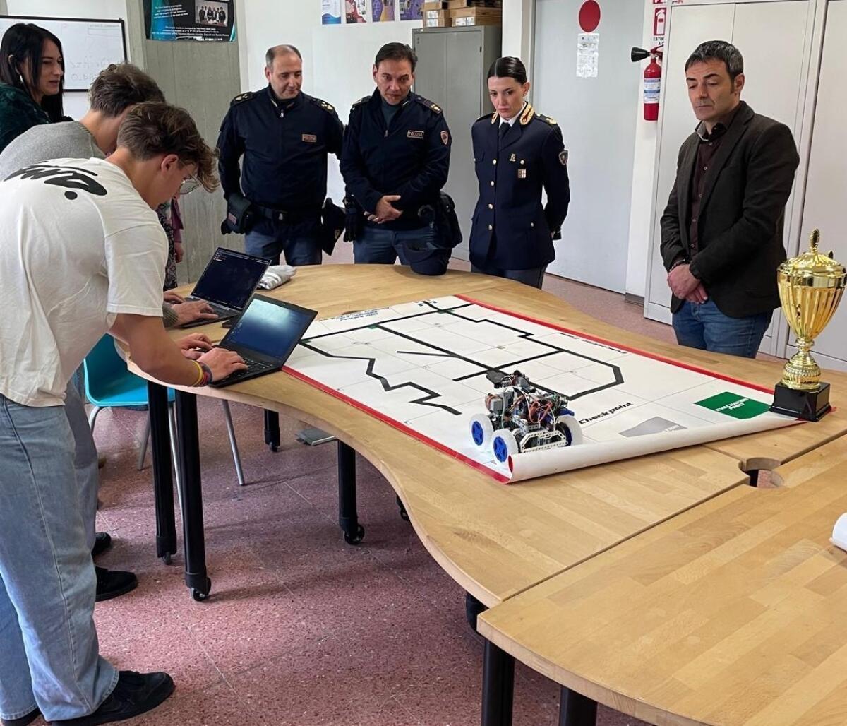 Polizia di Catania promuove la sicurezza online tra i giovani: iniziativa all'Istituto Fermi-Guttuso di Giarre - 