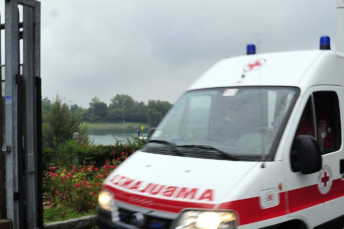 Escavatore si ribalta, operaio morto schiacciato nel Bresciano - 