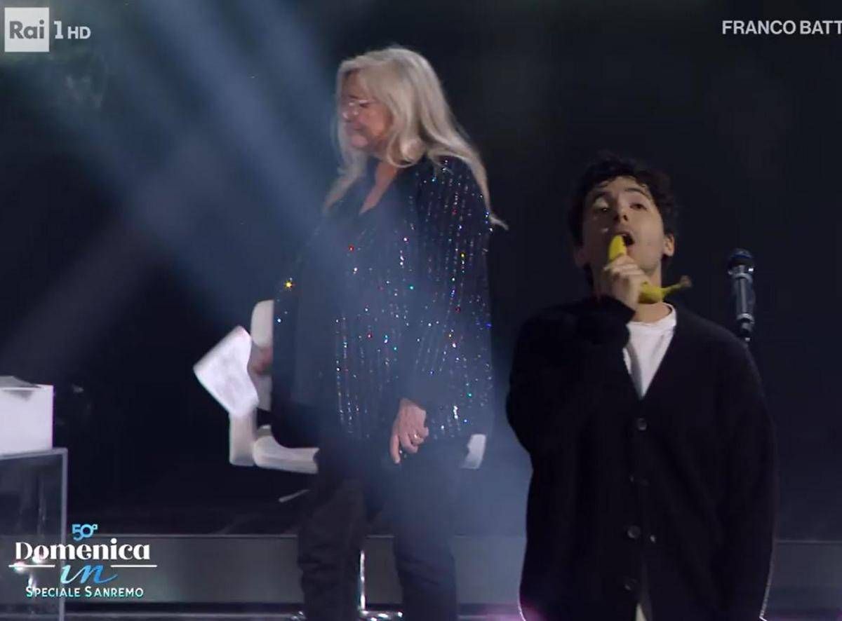 Fulminacci svela il playback a Domenica In e canta con una... banana - 