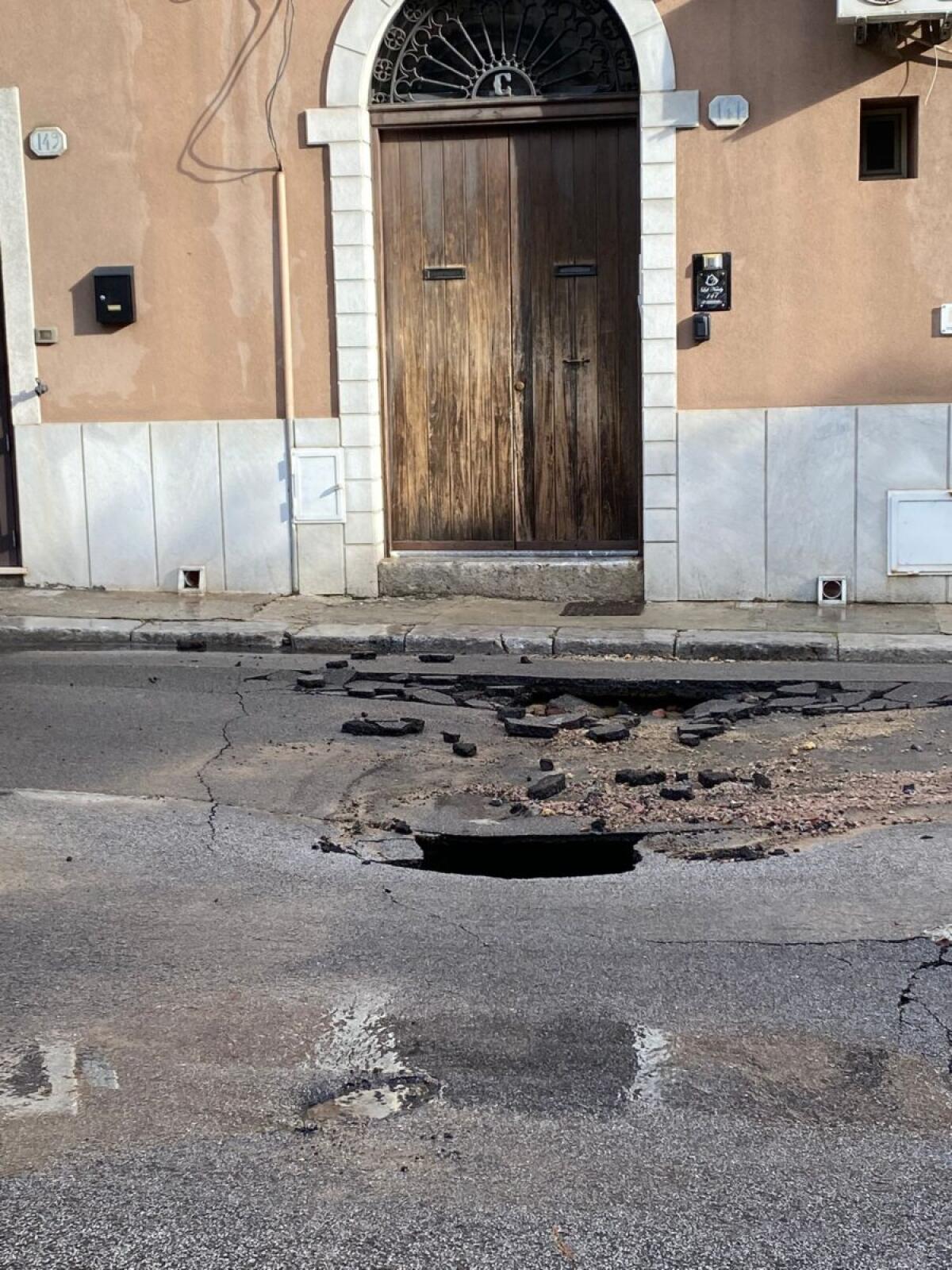 Grave cedimento stradale in via Cappuccini: il Comune di Palermo sotto accusa per la manutenzione carente - 